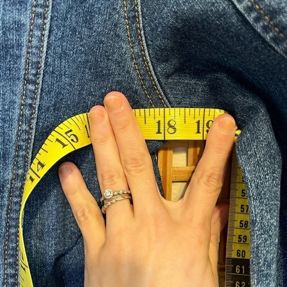 Chiqle medium wash waist crop denim jean jacket size medium - Picture 5 of 8